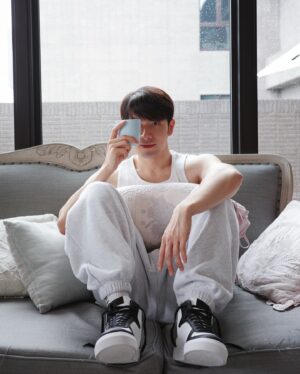 Peter Kuan Instagram - ⠀⠀
休假日的選擇
其一就是當顆馬鈴薯
穿新鞋上沙發、嚕嚕小花、喝兩杯咖啡 ☕️

Still want you all the time
我當是告白耍廢 🛋️✨

👟 @lociwear / @ispotw