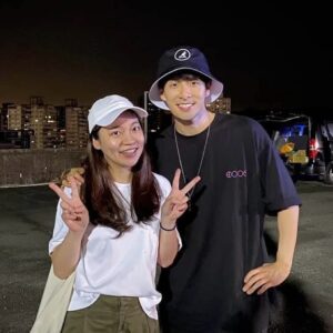 Peter Kuan Instagram - ⠀⠀
生日快樂🎂✨
謝謝妳的陪伴與照顧，未來請繼續多多指教！

外星人水瓶座萬歲👽

PS. 最後一張照片是五年前我們開始合作的第一次合照
時間過的太快了吧～～∑(￣□￣;)