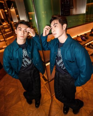 Peter Kuan Instagram - ⠀⠀
Thank you for having me !! 
BERLUTI SUMMER 2024 💙⚡️

@berluti #Berluti 

Makeup by myself 
Hairstyle @vicchenhair 
Photo @lucas__visual