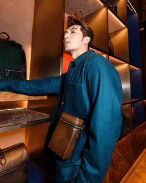 Peter Kuan Instagram - ⠀⠀
Thank you for having me !! 
BERLUTI SUMMER 2024 💙⚡️

@berluti #Berluti 

Makeup by myself 
Hairstyle @vicchenhair 
Photo @lucas__visual
