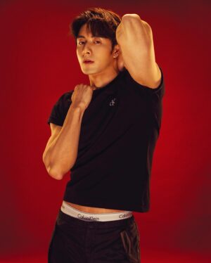 Peter Kuan Instagram - ⠀⠀ 
불타오르네 Fireee❤️‍🔥🔥✨

Makeup myself 
Hairstyle @hukehsuan 
Photography @timothy_figure 
Brand @calvinklein #mycalvins