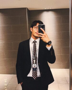 Peter Kuan Instagram - ⠀⠀
最近都在跟周先生相處🧐📝📚✨

@tvbsdrama / @togetherdrama 
#秘書俱樂部