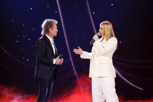 Peter Maffay Instagram - Liebe Freunde,
heute Abend um 20.15 Uhr bin ich bei meiner geschätzten Kollegin @beatrice_egli_offiziell im Ersten zu Gast. Gemeinsam performen wir „Königreich der Liebe“ aus dem aktuellen Tabaluga Album und „100.000 Stunden“. Wir freuen uns, wenn ihr einschaltet. 

© SWR/Manfred Vogel