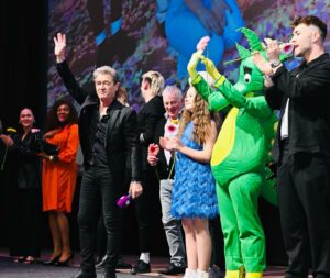 Peter Maffay Instagram - Roter Teppich für Tabaluga

Hey Leute, was für ein Geburtstagsfest, im @zoopalast in Berlin. Eine illustre Gästeschar, fantastische Künstler & Künstlerinnen und viele, viele begeisterte Kinder - große und kleine. 90 Minuten feinste Unterhaltung, mit einem großartigen Modera - Thore, von lustig bis ergreifend. Eine beseelte Band, ein mega Sound. Abwechslung, Schlag auf Schlag. Am Ende waren wir alle happy und ich hoffe sehr, dass Ihr es am Ostermontag auch seid. Dankeschön an alle, die diesen wunderbaren Abend herbeigezaubert haben.
@bildergarten.tv 
@sat.1 

Euer Peter 

(c)SAT.1/Claudius Pflug