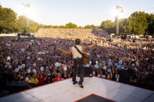 Peter Maffay Instagram - In Stuttgart hatten wir mal wieder eine Doppelshow – und fahren heute dank Euch mit doppelter Energie weiter nach Frankfurt!
Auch gestern hatten wir wieder einen Überraschungsgast am Start: Nachdem @buelent.ceylan Euch am Montag alle zum Lachen gebracht und dann mit klaren Worten ein rockiges Statement abgegeben hat, hat uns gestern Hartmut Engler von der @pur_band besucht, aus dessen Feder der wunderbare Song „Tiefer“ stammt. Natürlich wollten wir diese Gelegenheit nicht ungenutzt verstreichen lassen, den Song gemeinsam auf der Bühne zu performen. Lieber Hartmut, es war mir eine Ehre!
Und an Euch da draußen: 
Ihr wart wunderbar – DANKE, STUTTGART!

Wer von Euch war zweimal dabei? – Schreibt es uns in die Kommentare, wir freuen uns! #weloverocknroll 

📷 @dennisduddek_photography