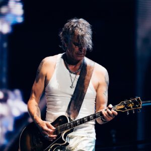 Peter Maffay Instagram - Heiß, heißer, Erfurt.
Wir lieben es, in Stadien zu spielen … in Parks, in Hallen und Arenen … Aber Euch am Domplatz, mitten in der wunderschönen Altstadt von Erfurt begrüßen zu können, das ist schon etwas ganz Besonderes!
Wer für gestern kein Ticket mehr bekommen hatte, konnte sogar vom Biergarten nebenan oder von der Treppe des Doms aus lauschen, so nah war alles und so heimelig. Einfach ein wunderschönes, überdimensionales Wohnzimmerkonzert – ohne Klimaanlage. Aber wir hatten uns Sonne gewünscht, und die haben wir auch bekommen. Wie lautet der Anfang eines Songs, der gestern auch auf unserer Setlist stand? „Diese Hitze tut so gut …“

Wir waren so gerne bei Euch. Und eins ist sicher: irgendwann sehen wir uns wieder!
#weloverocknroll

Credits: @snaparterfurt , @yvonnegolds, @rike_raeubertochter