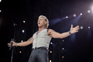 Peter Maffay Instagram - In Stuttgart hatten wir mal wieder eine Doppelshow – und fahren heute dank Euch mit doppelter Energie weiter nach Frankfurt!
Auch gestern hatten wir wieder einen Überraschungsgast am Start: Nachdem @buelent.ceylan Euch am Montag alle zum Lachen gebracht und dann mit klaren Worten ein rockiges Statement abgegeben hat, hat uns gestern Hartmut Engler von der @pur_band besucht, aus dessen Feder der wunderbare Song „Tiefer“ stammt. Natürlich wollten wir diese Gelegenheit nicht ungenutzt verstreichen lassen, den Song gemeinsam auf der Bühne zu performen. Lieber Hartmut, es war mir eine Ehre!
Und an Euch da draußen: 
Ihr wart wunderbar – DANKE, STUTTGART!

Wer von Euch war zweimal dabei? – Schreibt es uns in die Kommentare, wir freuen uns! #weloverocknroll 

📷 @dennisduddek_photography