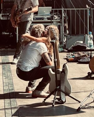Peter Maffay Instagram - Und es war Sommer…
So schnell sind die Open Airs vorbei gegangen, und dabei waren wir gerade so richtig in Fahrt. Wie schön, dass wir uns wieder gesehen haben! Wir sagen „Dankeschön“. Es hat so viel Spaß gemacht mit Euch!

Doch jetzt fahre ich voller Vorfreude nach Hause, um mir meine ganz persönliche Zugabe abzuholen: Eine dicke Umarmung meiner kleinen Räubertochter.

📷 @rike_raeubertochter