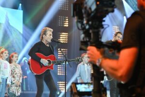 Peter Maffay Instagram - Liebe Freunde,
wir sind überwältigt von Eurem drachenstarken Feedback zur #40JahreTabaluga Gala. An dieser Stelle möchten wir uns ganz besonders bei allen Gästen bedanken, die gemeinsam mit uns gefeiert haben: Allen voran natürlich @tabaluga.de, gefolgt von @thebosshoss_official , @johannesoerding , @wincentweiss , @maxgiesinger , @beatrice_egli_offiziell , @thoreschoelermann , @heinz_hoenig_official , @uweochsenknecht , @buelent.ceylan @maite_kelly @giovannizarrella @der_wahre_rolf_zuckowski @julianpfoertner , @nellewicki @suzanagbor , @linda_siu_official , @leontaylor , @charly_klauser , @jbmeijers , @carlcarlton_official , @yaris_m100 , @herdplattenherbert @kellerofficial , @pascal_kravetz_official , @bertram_engel_drums sowie dem gesamten Red Rooster Team. Wer die Show gestern Abend nicht im Fernsehen verfolgen konnte, kann sie ab sofort in der @sat.1 / @joyn.de Mediathek nachschauen.