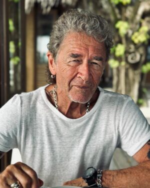 Peter Maffay Instagram - Papa zu sein ist wunderbar! 
Genießt den Tag, egal ob jung oder alt. Nur die Liebe zählt.

📷 @rike_raeubertochter