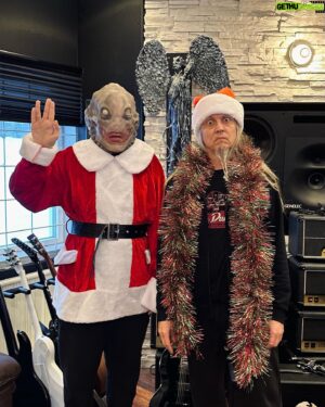 Peter Tägtgren Instagram - What’s up World!? We’re alive!🤟👽 
How’s the first morning of 2024 treating YOU? 
@alientagtgren 

#petertagtgren #alientagtgren #2024