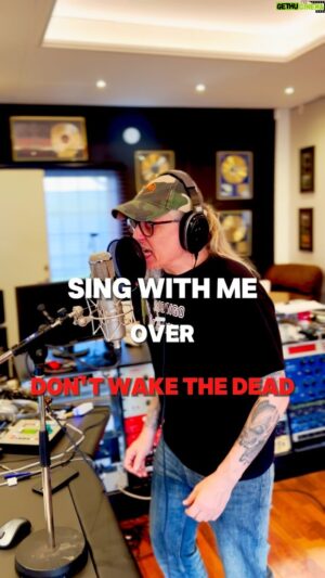 Peter Tägtgren Instagram - 🎙️OPEN CHORUS CHALLENGE🎙️

Stop scrolling, turn on your camera, and sing with me over the chorus of 𝘿𝙤𝙣’𝙩 𝙒𝙖𝙠𝙚 𝙏𝙝𝙚 𝘿𝙚𝙖𝙙!

Tap the «Remix» option over this reel and tag me & @painbandofficial so we can re-share your talents!

#IAMPAIN #PAINBand #Remix #OpenChorus #Challenge #SingWithMe #Explore #metal