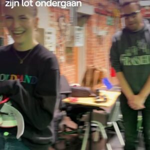 Peter Van De Veire Instagram - Wraak nemen op Xander? Say no more. Een stappenplan door @nonavanbraeckel: “Merci voor alles, @petervandeveire. Als iemand @xanderycke tegenkomt met zijn Efteling-sloefen aan: doe hem de groetjes van mij.”