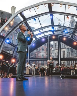 Peter Van De Veire Instagram - “Ik wil later ook artiest worden”
.
Ok. Maar dan moet je kunnen zingen als @franciscoschustr, vliegen als @bart_peeters_officieel, showen als @metejoor, shinen als @belleperezofficial, oehlalala-en als @camille_dhont, mensen gek maken als @aaronblommaert en niet te diep in de ogen kijken van @zitawauters. ➡️
.
Vlaanderen was een feest. Door jou op de Grote Markt én door #teamtop van @vrt.be @vrt1be.
.
Merci! #vlaanderenfeest
