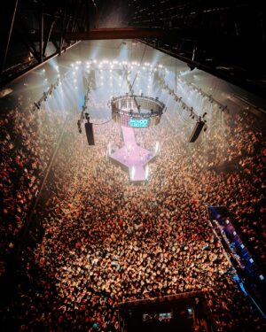 Peter Van De Veire Instagram - Kijk! 👀 De grootste groepsfoto ooit genomen in het Sportpaleis! 🎉