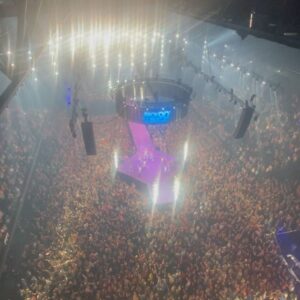 Peter Van De Veire Instagram - Kijk! 👀 De grootste groepsfoto ooit genomen in het Sportpaleis! 🎉