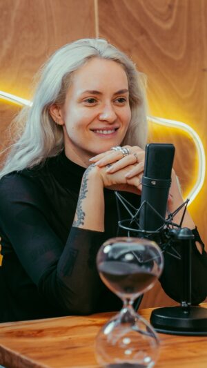 Peter Van De Veire Instagram - “Ik ben blij hoe mijn leven er nu uitziet, mede dankzij mijn plusdochter Juliette. Ik mag voor haar moederen, ik mag haar graag zien.” @jitskevandeveire is gelukkiger dan ooit, vertelt ze in het gloednieuwe seizoen van Peter Van de Veire & De Zandloper 🧡 Beluister ‘m op VRT MAX of luister elke zondag om 09u00 naar Radio2 .