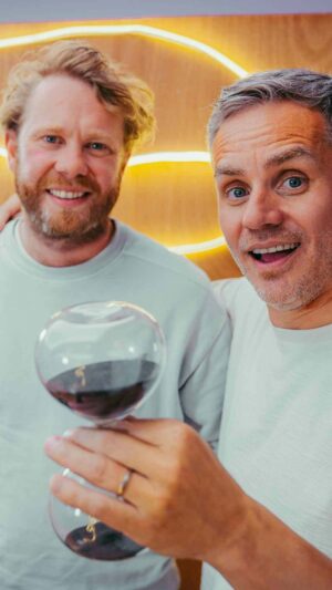 Peter Van De Veire Instagram - “Knokke Off is heel goed gemaakt, maar het is wel echt niet het beeld van Knokke. Knokke is veel erger” 😏 @rikverheye vertelt over zijn liefde voor Knokke én de boeiende anekdotes die daaraan vasthangen in de nieuwste aflevering van Peter Van de Veire & De Zandloper ⏳ Beluister ‘m op VRT MAX of luister elke zondag om 09u00 naar Radio2.