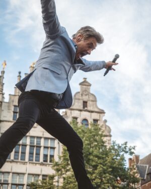 Peter Van De Veire Instagram - “Ik wil later ook artiest worden”
.
Ok. Maar dan moet je kunnen zingen als @franciscoschustr, vliegen als @bart_peeters_officieel, showen als @metejoor, shinen als @belleperezofficial, oehlalala-en als @camille_dhont, mensen gek maken als @aaronblommaert en niet te diep in de ogen kijken van @zitawauters. ➡️
.
Vlaanderen was een feest. Door jou op de Grote Markt én door #teamtop van @vrt.be @vrt1be.
.
Merci! #vlaanderenfeest