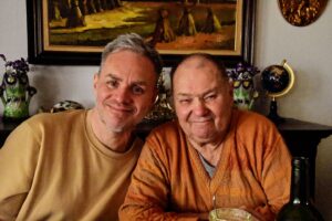 Peter Van De Veire Instagram - Iedereen vroeg het. 
.
Maar vandaag mag ik het ook delen. 
.
Mijn nieuwe co-host voor @goeiemorgen.morgen heeft net zijn contract getekend. (ik zit links)