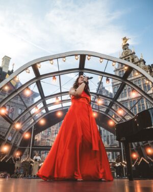 Peter Van De Veire Instagram - “Ik wil later ook artiest worden”
.
Ok. Maar dan moet je kunnen zingen als @franciscoschustr, vliegen als @bart_peeters_officieel, showen als @metejoor, shinen als @belleperezofficial, oehlalala-en als @camille_dhont, mensen gek maken als @aaronblommaert en niet te diep in de ogen kijken van @zitawauters. ➡️
.
Vlaanderen was een feest. Door jou op de Grote Markt én door #teamtop van @vrt.be @vrt1be.
.
Merci! #vlaanderenfeest