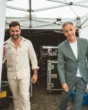Peter Van De Veire Instagram - “Ik wil later ook artiest worden”
.
Ok. Maar dan moet je kunnen zingen als @franciscoschustr, vliegen als @bart_peeters_officieel, showen als @metejoor, shinen als @belleperezofficial, oehlalala-en als @camille_dhont, mensen gek maken als @aaronblommaert en niet te diep in de ogen kijken van @zitawauters. ➡️
.
Vlaanderen was een feest. Door jou op de Grote Markt én door #teamtop van @vrt.be @vrt1be.
.
Merci! #vlaanderenfeest