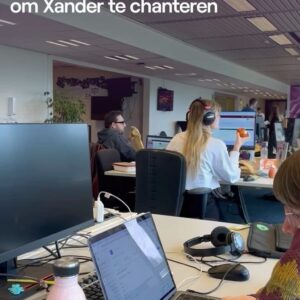Peter Van De Veire Instagram - Wraak nemen op Xander? Say no more. Een stappenplan door @nonavanbraeckel: “Merci voor alles, @petervandeveire. Als iemand @xanderycke tegenkomt met zijn Efteling-sloefen aan: doe hem de groetjes van mij.”
