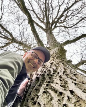 Peter Wohlleben Instagram - Bild eins: Baum sechs Jahre alt, Peter sechs Jahre alt. Bild zwei: Baum 59 Jahre alt, Peter 59 Jahre alt.😊❤️ #tree #treehugger #naturelovers #waldliebe #bäume #baum #wohllebenswaldakademie #wohllebenswelt #wald #naturliebe #garten #bäumepflanzen