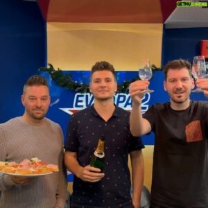 Petr Švancara Instagram - Užij si Silvestr s Evropou 2 a našimi skvělými @ondraurbis a @petrribal a vtipálkem @petr.svancara 🎉🍾 

Pusť si speciální vysílání s touhle trojkou dnes mezi 16. a 18. hodinou! 🤩🔥🔥

#E2 #E2CZ #Evropa2