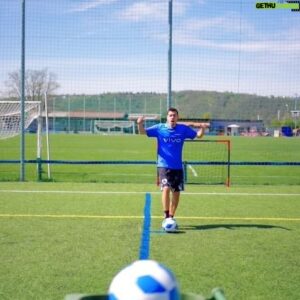 Petr Švancara Instagram - Zažij fotbalové EURO🏆 a 🔝 utkání 🇨🇿:🇵🇹 Vše bez starostí jako kompletní zájezd pro 2 osoby! Je to mnohem snazší než tenhle ⚽Trickshot! 😅
1️⃣ Pořiď 📱V40 SE u obch. partnerů vivo💙
2️⃣ Nahraj účtenku a své info na vivopasseuro24.com
3️⃣ Sleduj každý pátek výherce až do 24.5. 💪😁
Pojeď s námi zažít tuhle událost! 🙋

#fotbal #soutez #vivo #trickshot #match #pass #spoluprace