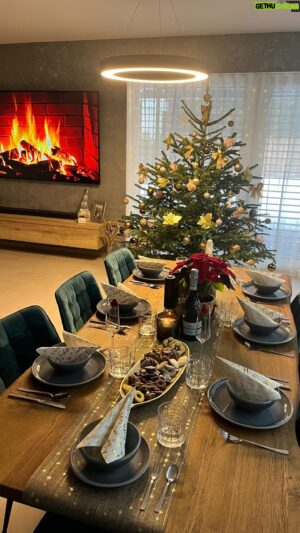 Petr Švancara Instagram - Advent od začátku až do konce v kostce🎄❤️
Vánoce 2023
#christmas #familly❤️ #2023