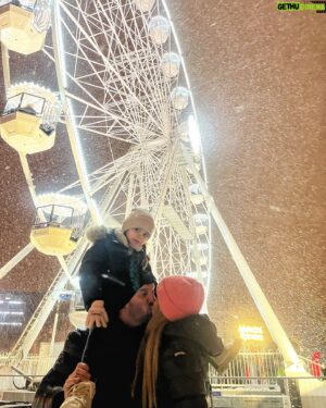 Petr Švancara Instagram - Christmas time🎄
First snow❄️
Family ❤️