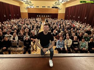Petr Švancara Instagram - Pardubice děkuju moc🙋🏻‍♂️🤝💪skvělá atmoška🤚🏻😀 2h15min🙏😂 @j.hanousek dík žes dorazil😀🤚🏻 další show švanci.cz