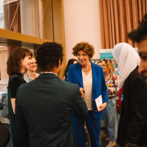 Petra De Sutter Instagram - Een kind sluit je niet op. Punt.

Gisteren opende ik in de Beurs van Brussel de expo ‘Not a way to treat a child’. Over de Palestijnse kinderen in Israëlische militaire gevangenissen in bezet Palestina.

Er is sprake van ernstige en wijdverspreide schendingen van kinderrechten.

Getuigenissen die door merg en been gaan, hartverscheurende beelden van kinderen die hun vrijheid ontnomen worden.

Tot 700 Palestijnse kinderen zijn elk jaar het slachtoffer van militaire detentie. Dit moet stoppen.

@deibelgique @defenceforchildrenis @broederlijk.delen @cncd_11 @savechildreneu @abp_asbl