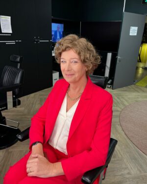 Petra De Sutter Instagram - Goeiemorgen! ☀️ Straks schuif ik mee aan tafel bij #dezevendedag, voor een boeiend panelgesprek. 

Kijken jullie mee? 📺