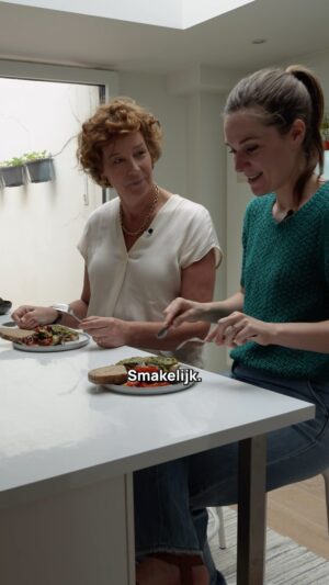Petra De Sutter Instagram - Ik volg het werk van @karolas_kitchen al enige jaren. Een van haar kookboeken is een vaste waarde in onze keuken. Samen een recept klaarmaken in de keuken van Karolien, snuisteren in haar voorraadkast en keukentips uitwisselen, a dream come true.

In het nieuwste Karola’s Kitchen kookboek ‘Kleur op Tafel’ blijft ze de kaart trekken van hoofdzakelijk plantaardige gerechten, met groenten in het seizoen. 

Geen gedoe of moeilijke ingrediënten en toch optimaal genieten. Onder andere met deze gezonde en lekkere traybake met zalm, spinaziepesto en ovengegrilde groenten.

Koken is voor mij een moment van ontspanning en creativiteit. Tijdens dit uurtje met Karolien heb ik heel wat bijgeleerd. Binnenkort deel ik nog een aantal van haar keukengeheimen. Dank, dank, dank voor dit geweldige kookmoment 🙏