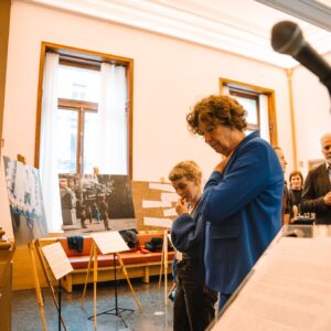 Petra De Sutter Instagram - Een kind sluit je niet op. Punt.

Gisteren opende ik in de Beurs van Brussel de expo ‘Not a way to treat a child’. Over de Palestijnse kinderen in Israëlische militaire gevangenissen in bezet Palestina.

Er is sprake van ernstige en wijdverspreide schendingen van kinderrechten.

Getuigenissen die door merg en been gaan, hartverscheurende beelden van kinderen die hun vrijheid ontnomen worden.

Tot 700 Palestijnse kinderen zijn elk jaar het slachtoffer van militaire detentie. Dit moet stoppen.

@deibelgique @defenceforchildrenis @broederlijk.delen @cncd_11 @savechildreneu @abp_asbl