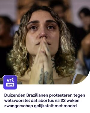 Petra De Sutter Instagram - Ook in geval van verkrachting of wanneer het leven van de moeder in gevaar is, zou door een nieuwe wet de zwangerschap niet beëindigd mogen worden.

Dat is onaanvaardbaar. Ik zal het recht van vrouwen om autonoom te beslissen over hun eigen lichaam altijd blijven verdedigen.

Op dit moment is abortus volgens de Braziliaanse wet strafbaar. Als een vrouw de zwangerschap vroegtijdig beëindigt, kan ze tot 4 jaar cel krijgen.

Er gelden wel enkele belangrijke uitzonderingen. Als een vrouw zwanger is na een verkrachting, wanneer het leven van de moeder in gevaar is of als de foetus geen functionerend brein heeft, kan een zwangerschap in gelijk welk stadium legaal beëindigd worden. 

Een nieuw wetsvoorstel wil die uitzonderingen in tijd beperken. Abortus na 22 weken zou gelijkgesteld worden met moord. 

Onder andere slachtoffers van verkrachting zouden het eerste slachtoffer worden van de nieuwe wet. Vaak durven zij niet praten over wat er gebeurd is en worden de tekenen van een zwangerschap te laat opgemerkt.

Duizenden mensen zijn intussen op straat gekomen tégen de nieuwe wet. Dit protest verdient al onze steun.