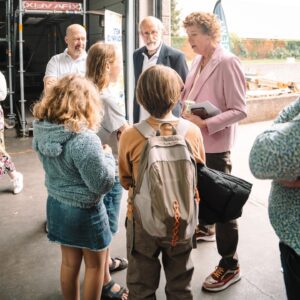 Petra De Sutter Instagram - De schoolvakantie staat (eindelijk 😉) voor de deur. De afgelopen periode ben ik met heel wat jongeren in gesprek gegaan. Hun energie, ambitie en drijfveer inspireren me telkens opnieuw. 

Nu is het tijd om welverdiend te genieten van de zomerse dagen. Een tip: leg je GSM wat vaker aan de kant, om eens echt te deconnecteren. 💚

Fijne vakantie!
Petra