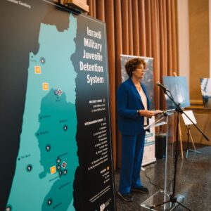 Petra De Sutter Instagram - Een kind sluit je niet op. Punt.

Gisteren opende ik in de Beurs van Brussel de expo ‘Not a way to treat a child’. Over de Palestijnse kinderen in Israëlische militaire gevangenissen in bezet Palestina.

Er is sprake van ernstige en wijdverspreide schendingen van kinderrechten.

Getuigenissen die door merg en been gaan, hartverscheurende beelden van kinderen die hun vrijheid ontnomen worden.

Tot 700 Palestijnse kinderen zijn elk jaar het slachtoffer van militaire detentie. Dit moet stoppen.

@deibelgique @defenceforchildrenis @broederlijk.delen @cncd_11 @savechildreneu @abp_asbl