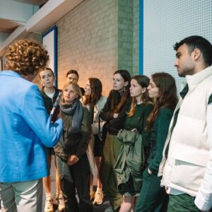 Petra De Sutter Instagram - De schoolvakantie staat (eindelijk 😉) voor de deur. De afgelopen periode ben ik met heel wat jongeren in gesprek gegaan. Hun energie, ambitie en drijfveer inspireren me telkens opnieuw. 

Nu is het tijd om welverdiend te genieten van de zomerse dagen. Een tip: leg je GSM wat vaker aan de kant, om eens echt te deconnecteren. 💚

Fijne vakantie!
Petra