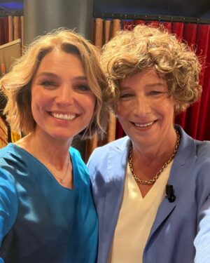 Petra De Sutter Instagram - Hartelijke babbel backstage bij #detafelvanGert, zo dadelijk live op TV @play4_be. Benieuwd naar wat jullie ervan vinden 🙏