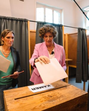 Petra De Sutter Instagram - Samen met Claire ben ik zonet gaan stemmen op een voor ons heel bijzondere plek.

Dertien jaar geleden waren wij het eerste lesbisch koppel dat elkaar het ja-woord gaf op het gemeentehuis van Horebeke.

Persoonlijk had ik gehoopt dat dit een thema was waar we het in 2024 nooit meer over moesten hebben. Maar ik stel vast dat er één partij is die de klok wil terugdraaien.

Alleen samen kunnen we dat voorkomen.

Groen is nodig en daarvoor is uw stem nodig. Voor élk parlement.

Met dank voor het vertrouwen,
Petra

#JaikstemGroen