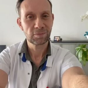 Petra De Sutter Instagram - Vereerd door deze mooie woorden van @guytsjoen, topdokter en fantastisch mens. Toegegeven, ik mis de ziekenhuisomgeving ook wel. Jarenlang mijn habitat als arts-gynaecoloog. 

Maar vandaag, meer dan ooit, voel ik een verantwoordelijkheid om een dam op te werpen tegen extreemrechts. Want de rechten die we hebben en de vrije samenleving die we gewend zijn, mogen we nooit als vanzelfsprekend nemen. 

Heel veel respect voor dokters en rolmodellen als Guy. De appreciatie is volledig wederzijds. 💚 #TeamPetra