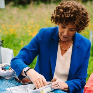 Petra De Sutter Instagram - Gisteren ging ik samen met Claire op pad. Het was een zalige zondag waar we met velen van jullie in gesprek gingen. ☀️ 

Als eerste op de planning stond een bezoek aan het gezinsfeest van de Kaaihoeve in Oost-Vlaanderen. De sfeer zat er goed in. 

Nadien was het gezellig kuieren op de kunstpromenade aan Portus Ganda. Perfect om met mensen in gesprek te gaan want kunst laat ons met andere ogen naar de wereld kijken. 

Deze week nog alles geven om de laatste vragen te beantwoorden. 

Liefs
Petra