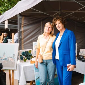 Petra De Sutter Instagram - Gisteren ging ik samen met Claire op pad. Het was een zalige zondag waar we met velen van jullie in gesprek gingen. ☀️ 

Als eerste op de planning stond een bezoek aan het gezinsfeest van de Kaaihoeve in Oost-Vlaanderen. De sfeer zat er goed in. 

Nadien was het gezellig kuieren op de kunstpromenade aan Portus Ganda. Perfect om met mensen in gesprek te gaan want kunst laat ons met andere ogen naar de wereld kijken. 

Deze week nog alles geven om de laatste vragen te beantwoorden. 

Liefs
Petra