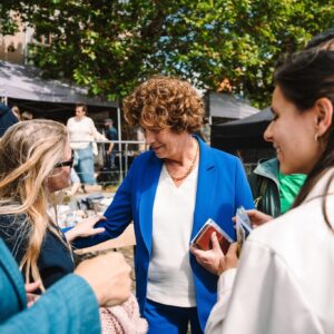 Petra De Sutter Instagram - Gisteren ging ik samen met Claire op pad. Het was een zalige zondag waar we met velen van jullie in gesprek gingen. ☀️ 

Als eerste op de planning stond een bezoek aan het gezinsfeest van de Kaaihoeve in Oost-Vlaanderen. De sfeer zat er goed in. 

Nadien was het gezellig kuieren op de kunstpromenade aan Portus Ganda. Perfect om met mensen in gesprek te gaan want kunst laat ons met andere ogen naar de wereld kijken. 

Deze week nog alles geven om de laatste vragen te beantwoorden. 

Liefs
Petra