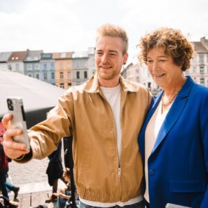 Petra De Sutter Instagram - Gisteren ging ik samen met Claire op pad. Het was een zalige zondag waar we met velen van jullie in gesprek gingen. ☀️ 

Als eerste op de planning stond een bezoek aan het gezinsfeest van de Kaaihoeve in Oost-Vlaanderen. De sfeer zat er goed in. 

Nadien was het gezellig kuieren op de kunstpromenade aan Portus Ganda. Perfect om met mensen in gesprek te gaan want kunst laat ons met andere ogen naar de wereld kijken. 

Deze week nog alles geven om de laatste vragen te beantwoorden. 

Liefs
Petra