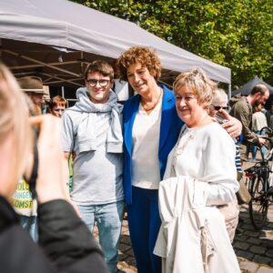 Petra De Sutter Instagram - Gisteren ging ik samen met Claire op pad. Het was een zalige zondag waar we met velen van jullie in gesprek gingen. ☀️ 

Als eerste op de planning stond een bezoek aan het gezinsfeest van de Kaaihoeve in Oost-Vlaanderen. De sfeer zat er goed in. 

Nadien was het gezellig kuieren op de kunstpromenade aan Portus Ganda. Perfect om met mensen in gesprek te gaan want kunst laat ons met andere ogen naar de wereld kijken. 

Deze week nog alles geven om de laatste vragen te beantwoorden. 

Liefs
Petra