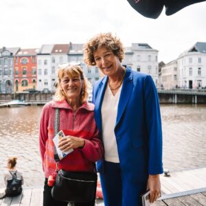 Petra De Sutter Instagram - Gisteren ging ik samen met Claire op pad. Het was een zalige zondag waar we met velen van jullie in gesprek gingen. ☀️ 

Als eerste op de planning stond een bezoek aan het gezinsfeest van de Kaaihoeve in Oost-Vlaanderen. De sfeer zat er goed in. 

Nadien was het gezellig kuieren op de kunstpromenade aan Portus Ganda. Perfect om met mensen in gesprek te gaan want kunst laat ons met andere ogen naar de wereld kijken. 

Deze week nog alles geven om de laatste vragen te beantwoorden. 

Liefs
Petra